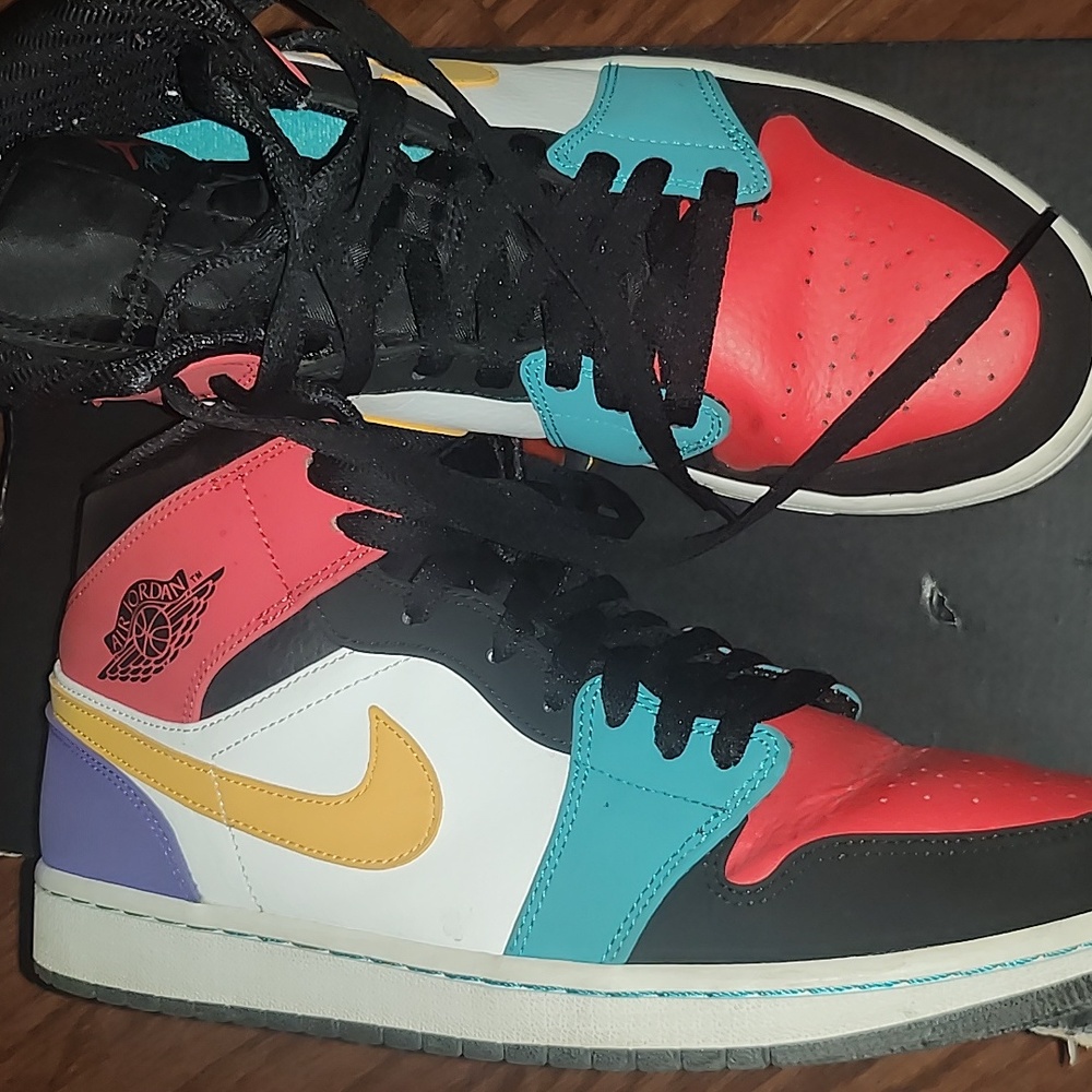 Sneakers